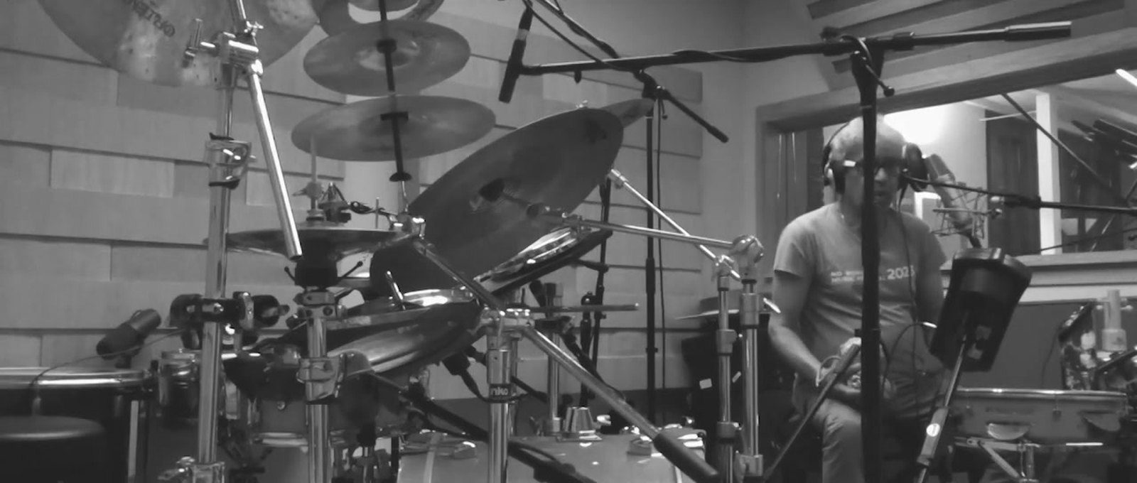 Trilok Gurtu alla batteria durante la registrazione di See Seven
